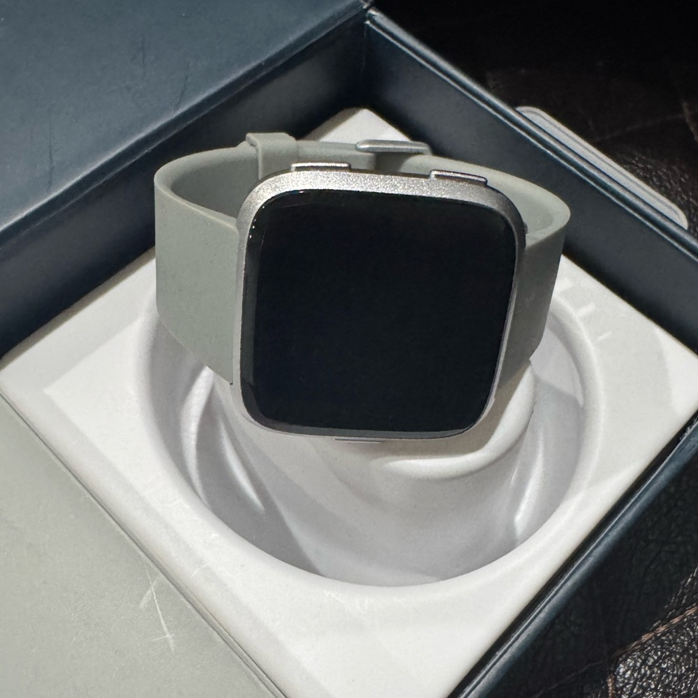 Fitbit Versa Smart Watch, Gray/Silver Aluminium, One Size (S & L - Picture 4 of 6